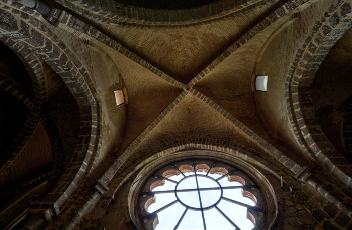 Roseton en la parte interna de la iglesia de l castillo de Calatrava la Nueva